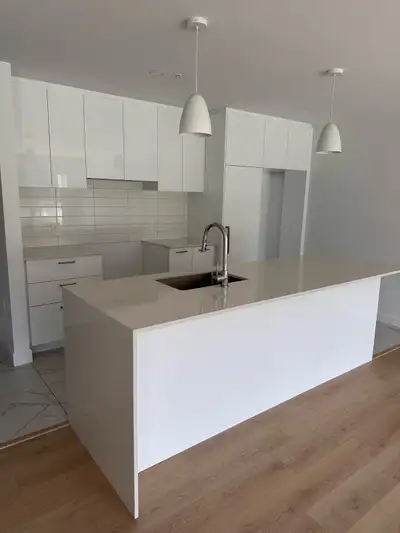 ️ Disponible immédiatement *** 1440$ - 918 p.c. 3 1/2 - plein sud - Chat et chien acceptés Enquête d...