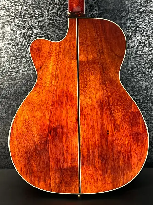  Takamine LTD2025 Limited Edition Antique Evergreen in Guitars in Mississauga / Peel Region - Image 7