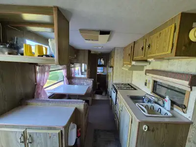 PROWLER LYNX RV TRAILER - 22 ft - sleeps 6 - no leaks - dining table with seating that converts to b...