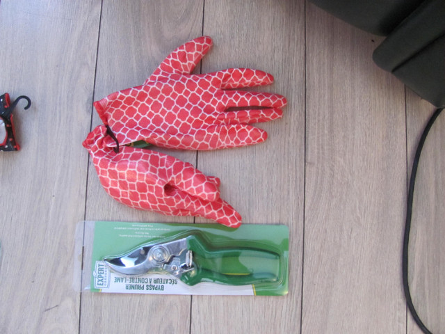 New Price * Gants et sécateur - Gloves and pruning shears in Hand Tools in Gatineau