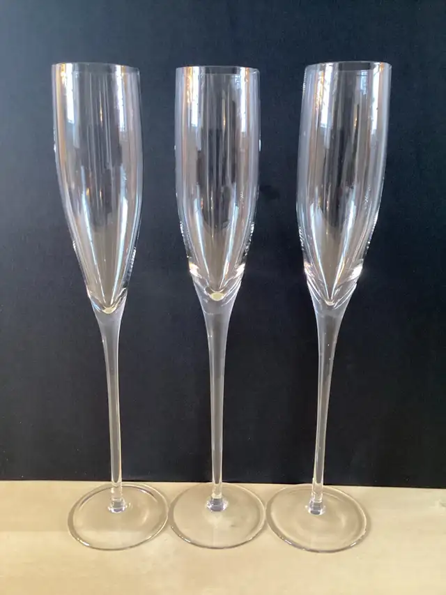 3 Beautiful Classic Crystal Champagne Glasses Flutes in Kitchen & Dining Wares in West Island - Image 2