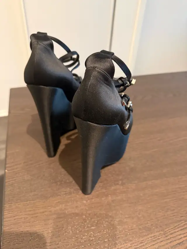 Shoes Versace new  in Women's - Shoes in Markham / York Region - Image 5