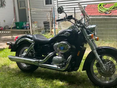 Bien entretenu et propre,67,087km,pneu pratiquement neuf tout est original de compagnie sauf pare br...