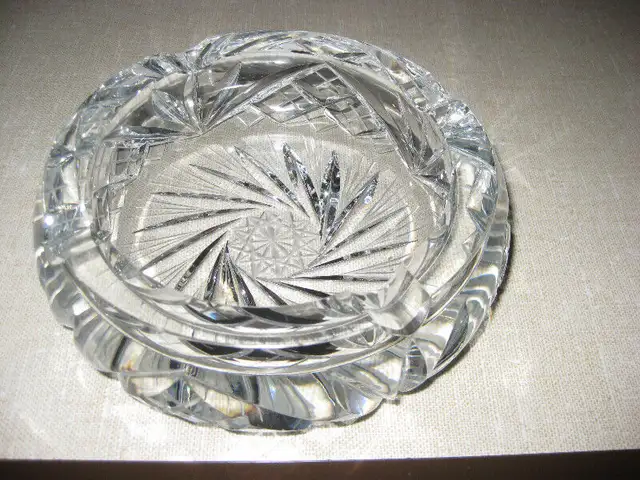 CHANDELIERS, VASES, CENDRIERS CRYSTAL VERRE, CHANDELLES, FLACON in Other in Laval / North Shore - Image 5