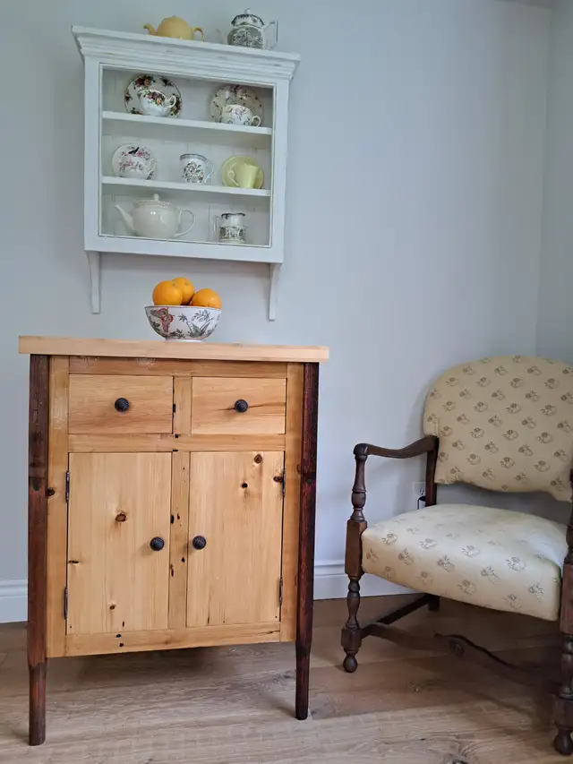 SOLID WOOD CABINET in Hutches & Display Cabinets in City of Toronto - Image 2