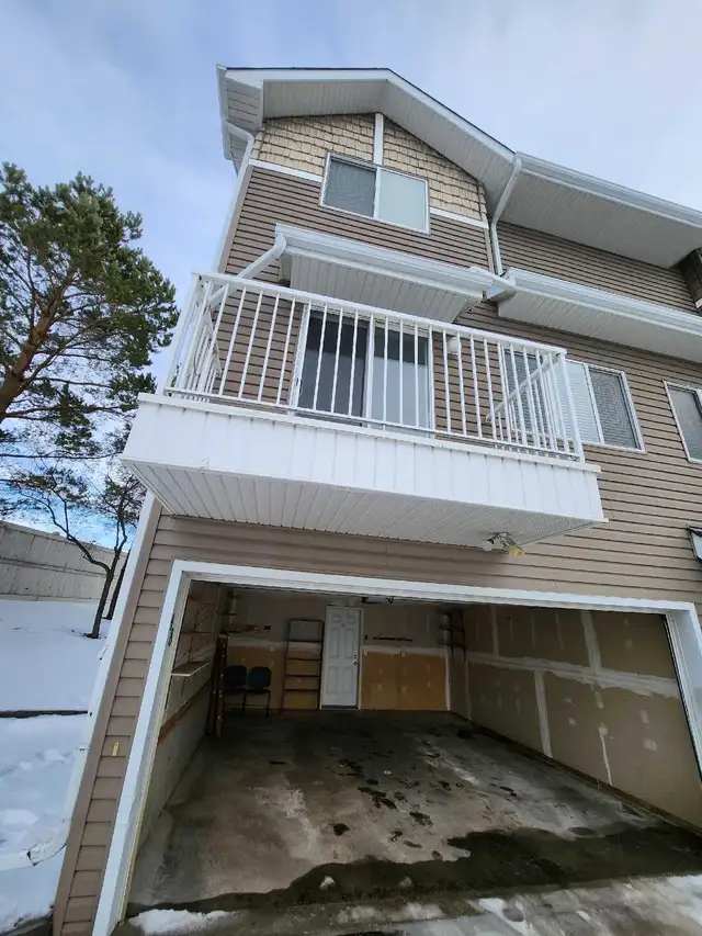 RENT: Terwilliger Towne:  3075 Trelle Crescent NW Townhouse