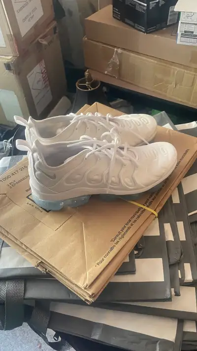 Nike Air Vapormax Plus sneakers in white. Size US 9.5. Features Vapormax Air cushioning.