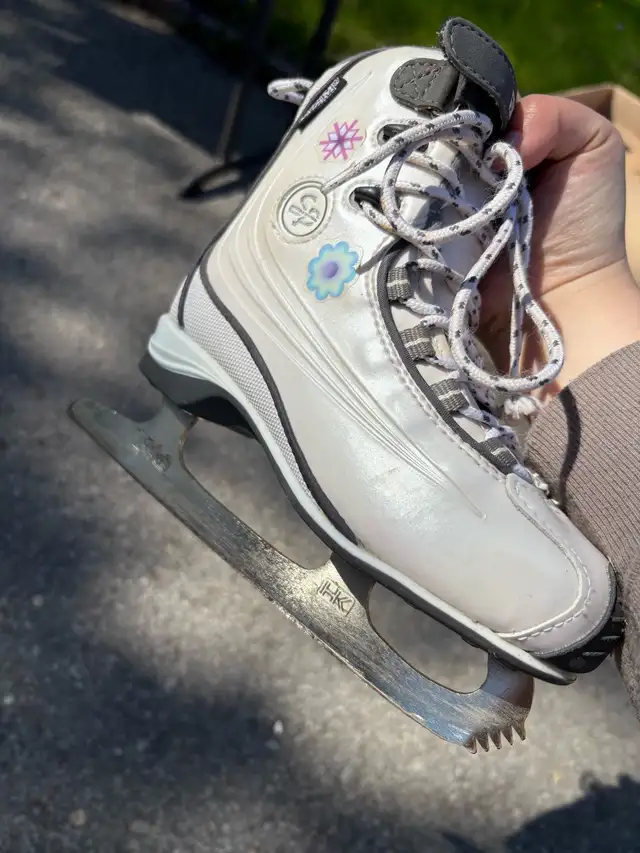 patins à glace pour enfants  in Skates & Blades in Laval / North Shore - Image 3