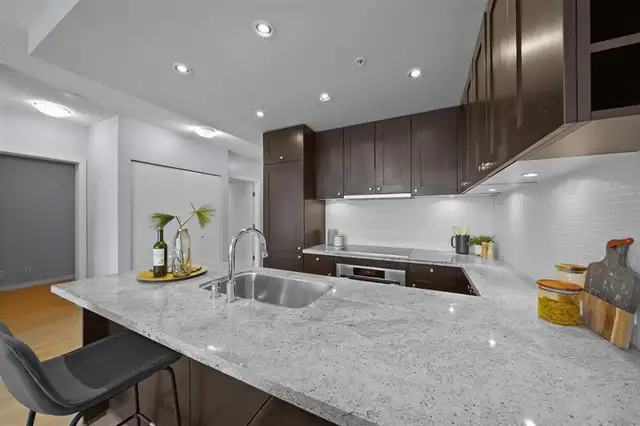 Downtown Vancouver – Spacious 1 Bedroom + 2 Dens at Raffles on R in Long Term Rentals in Vancouver - Image 4