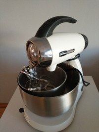 12 Speed Sunbeam Mixmaster , includes large and small