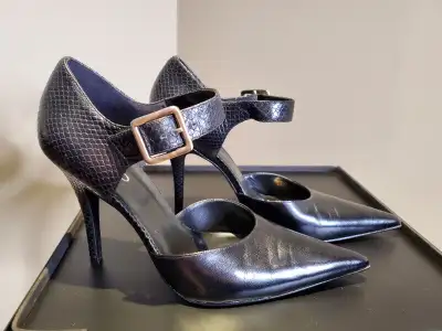 Woman's high heel shoes - size 10, View more