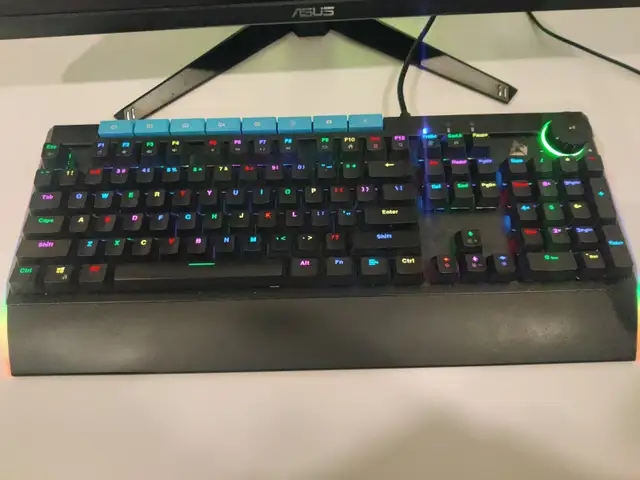 Powerful Gaming PC Bundle + monitor + keyboard + mouse in Desktop Computers in City of Montréal - Image 5
