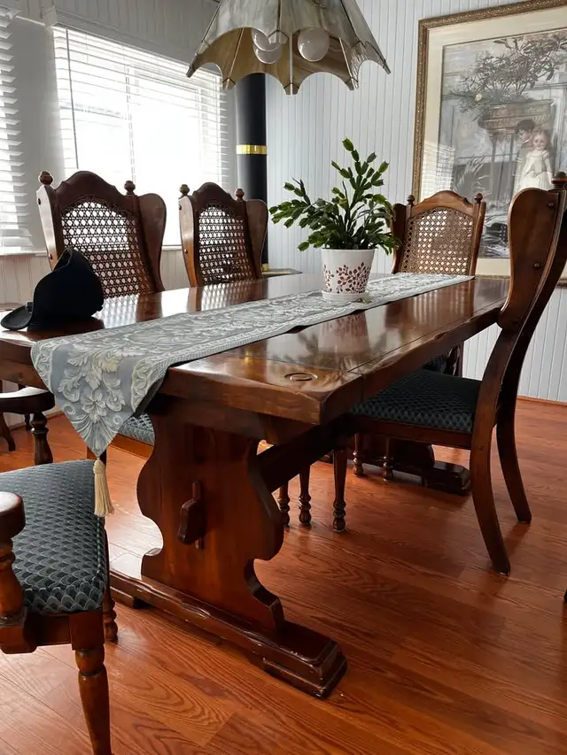 Solid Wood Dining Table Set w 6 Chairs, Vintage in Dining Tables & Sets in Oakville / Halton Region - Image 6
