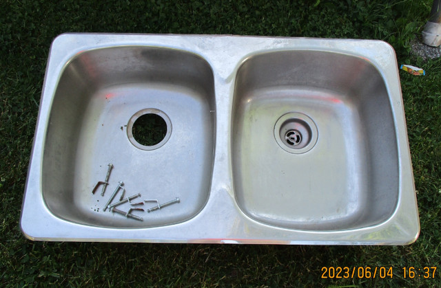 Stainless Steel Kitchen Sink Missing 1 Drain Basket in Plumbing, Sinks, Toilets & Showers in Kingston