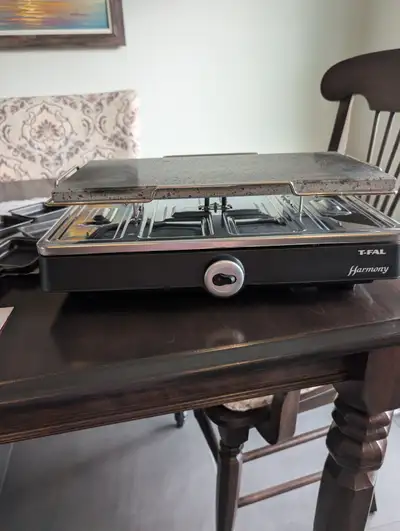 A VENDRE : T-Fal Raclette Pierrade , Pierre naturelle, 8 coupelles Le tout très propre et en très bo...
