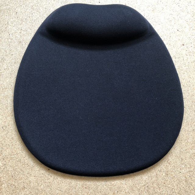 Insignia Ergonomic Gaming Mouse Pad Memory Foam Non-Slip Rubber in Other in Ottawa - Image 4