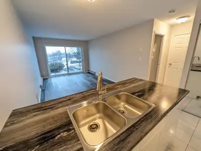 Top Floor 1 & 2 Bed Apts – Balcony, All Inclusive, Parking