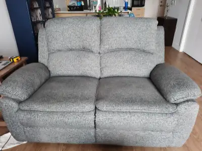 Causeuse inclinable en tissu chenille. Couleur gris. Dimension largeur 60", hauteur 38.5", profondeu...