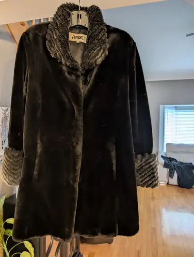 Manteau en fausse fourrure, très peu porté, View more