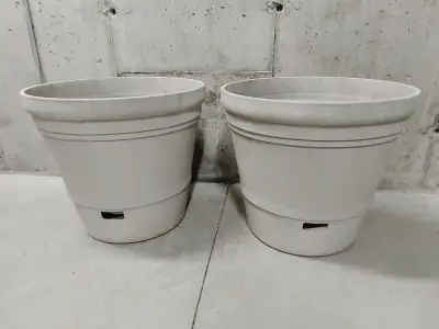 Pots de fleur de grandes dimensions. A été utilisé pour y mettre des plants de tomates sur le patio....