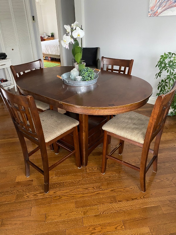 Table haute de cuisine style bistrot avec 4 chaises. Mobilier de