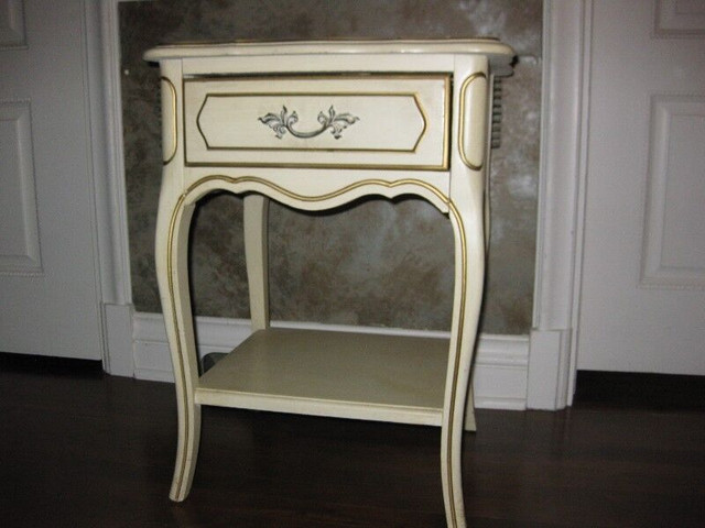 Mobilier de chambre à coucher (commode, tables de chevet, lit, . dans Commodes et armoires  à Ville de Québec - Image 3