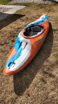 Whitewater river kayak Dagger Axiom 8.5