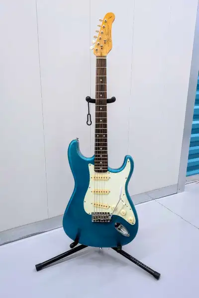 This is a used Jay Turser Vintage Series Strat-style electric guitar, featuring a beautiful teal fin...