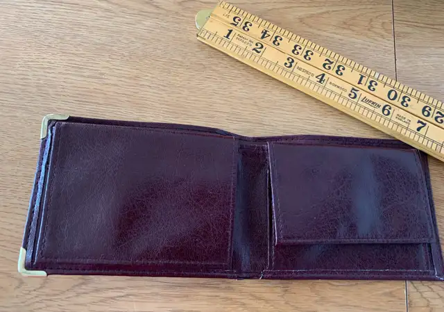 Men’s 5x4” brown leather wallet, snapped chge storage63436970278273123