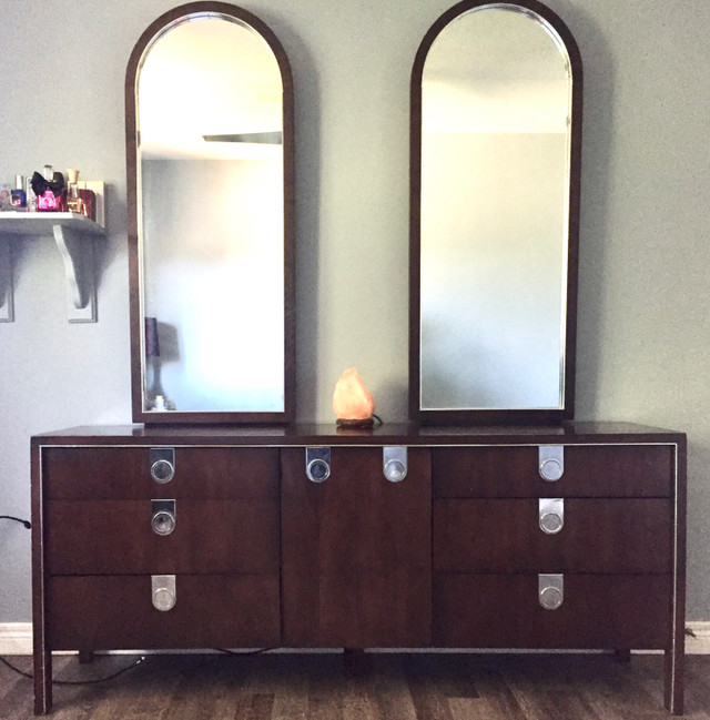 MCM Kaufman 5-pc Furniture Set in Dressers & Wardrobes in Sarnia - Image 3