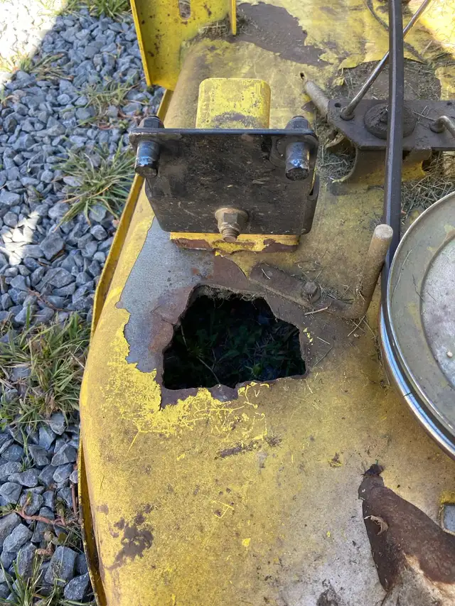 PLATEAU 42po JOHN DEERE L100 2004 MOWER DECK ENDOMMAGÉ À RÉPARER in Lawnmowers & Leaf Blowers in Laval / North Shore - Image 3