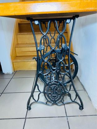 Table antique avec pied de machine à coudre dans Autres tables  à Laurentides - Image 3