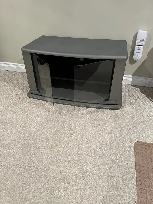 Swivel TV stand A1 condition, metallic gray in colour in TV Tables & Entertainment Units in Timmins - Image 3