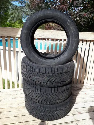 Pirelli Ice Zero 235/55/R17 4 pneus utilisés pendant 2 hivers. En très bon état !