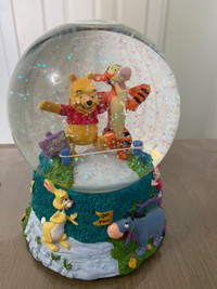 Vintage 1963 Winnie the Pooh Musical snow globe 
