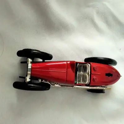 #S8117 Convertible 5" Long Brand S.M. Spear tire missing on back & Bk fender