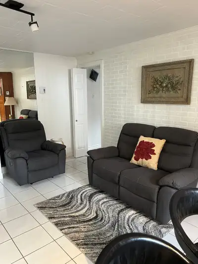 Beau 31/2, meublé, chauffé, éclairé. Demi-sous-sol, bien éclairé. Laveuse-sécheuse inclus dans le lo...