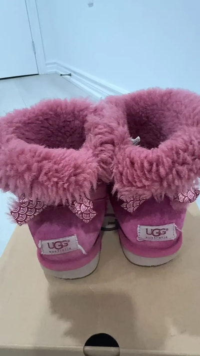 Classic low UGG pink boots. Trimmed down minis feature soft twinface sheepskin uppers with UGGplush...