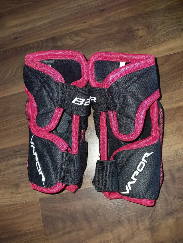 hockey elbow pads in Hockey in Calgary - Image 3
