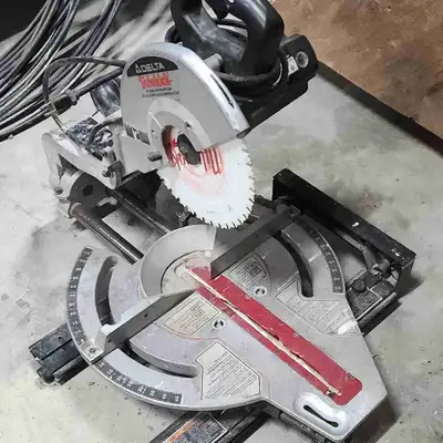 10" Delta sliding compound miter saw. Works great and cuts straight, just upgraded to a 12". Pick up...