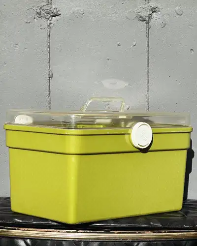 Dimensions: 14" de longueur, 9,5" de largeur (avant à arrière), 8,5" de hauteur. Petit Coffre / Boît...