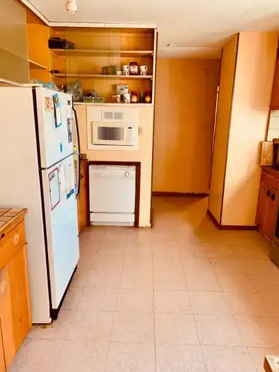 ROOMMATE WANTED - INCLUDES EVERYTHING - NEAR UOFR - $575 in Room Rentals & Roommates in Regina - Image 3
