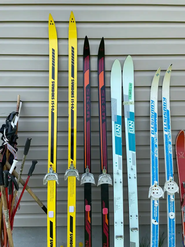 Vintage skis and poles in Arts & Collectibles in Ottawa - Image 3