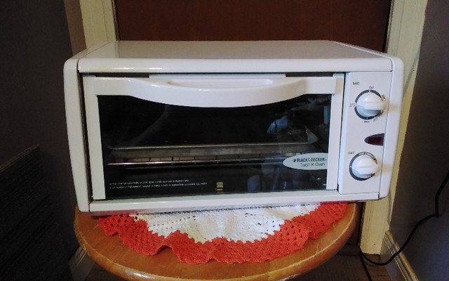 Toaster oven in Toasters & Toaster Ovens in Saint John