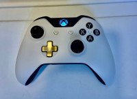 Microsoft Xbox One Special Edition Lunar White / Gold Controller