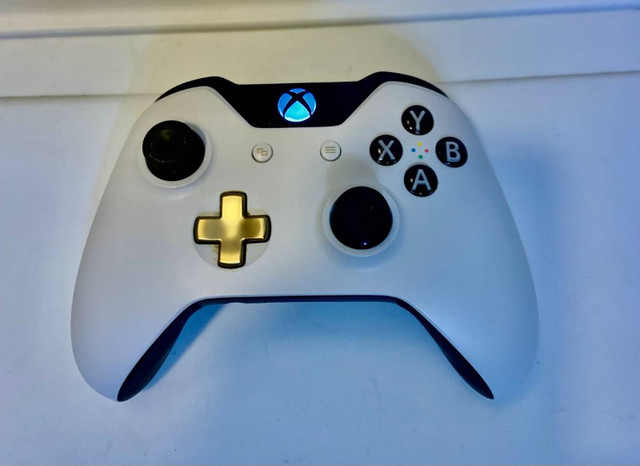 Microsoft Xbox One Special Edition Lunar White / Gold Controller | XBOX 360  | Burnaby/New Westminster | Kijiji