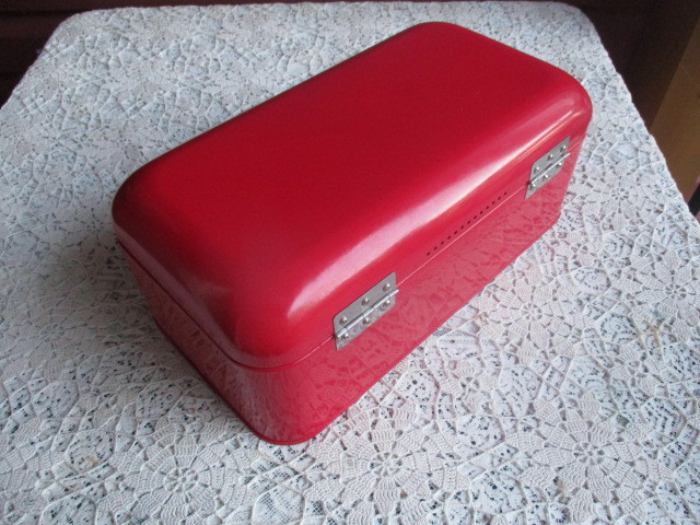 Vintage Style Metal Bread Box in Kitchen & Dining Wares in New Glasgow - Image 4