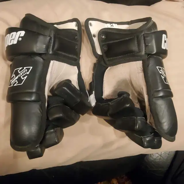 14" Sr. Cooper Hockey Gloves  in Hockey in Barrie - Image 3