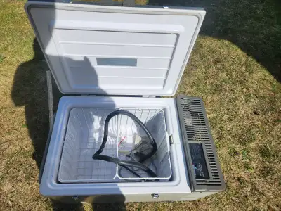 Very good condition, has not seen alot of use. Can be used with 12v or 120v These Norcold/Engel RV f...