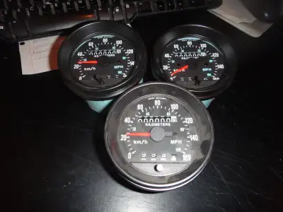 nous vous offrons dans cette annonce odomètre/speedomètre neuf de camion mack pour camion loud van N...